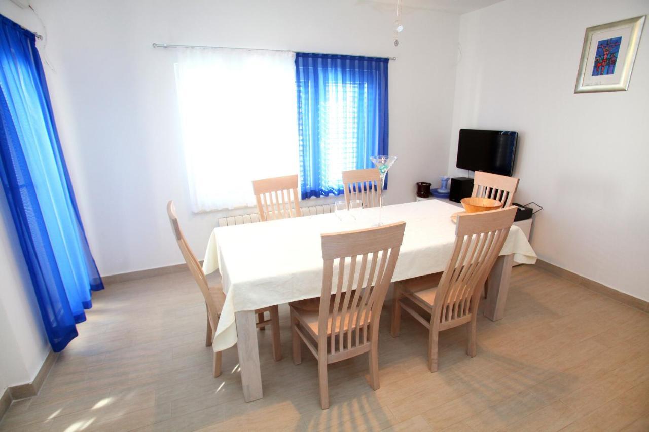 Apartments Nakir Slatine Rum bild