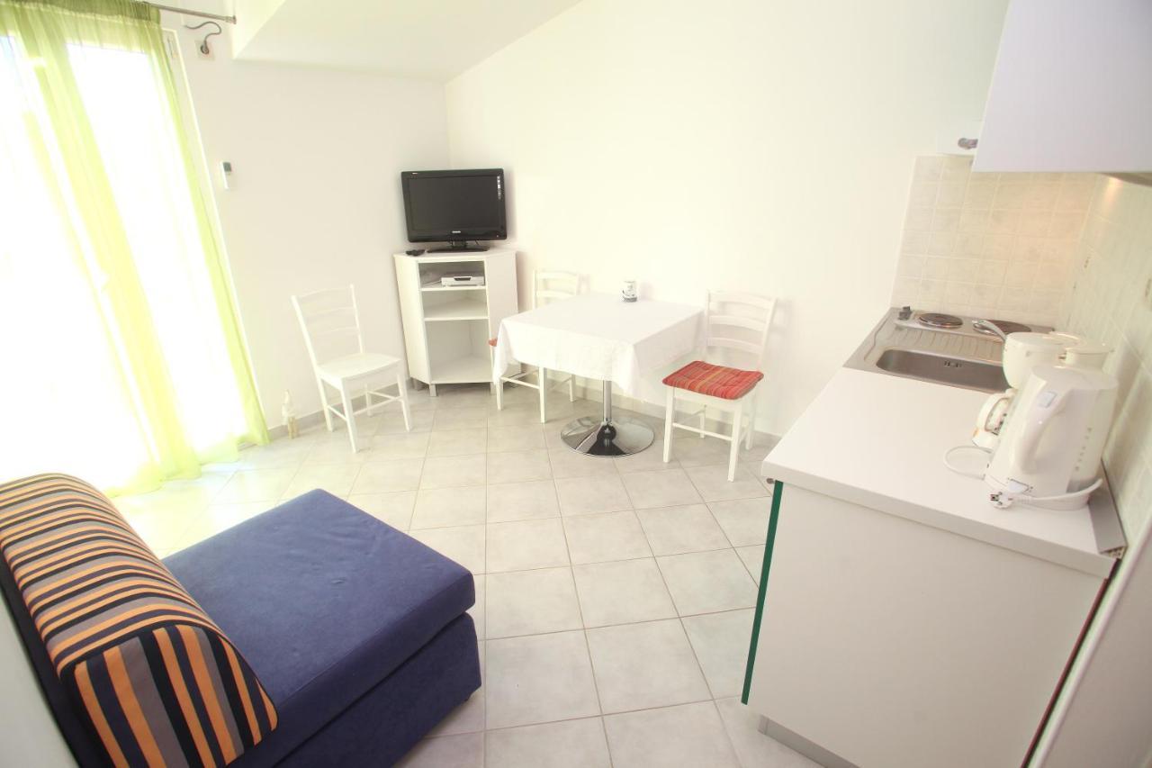 Apartments Nakir Slatine Rum bild