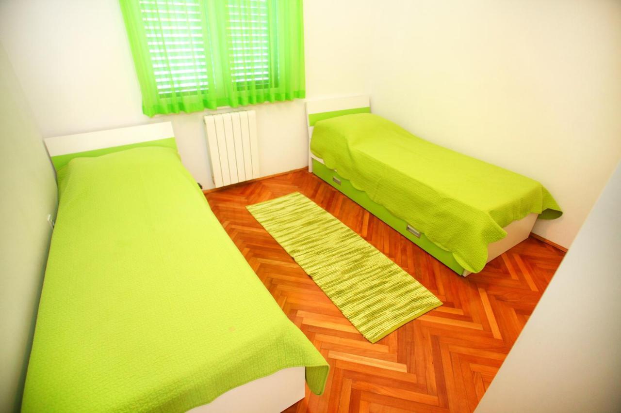 Apartments Nakir Slatine Rum bild