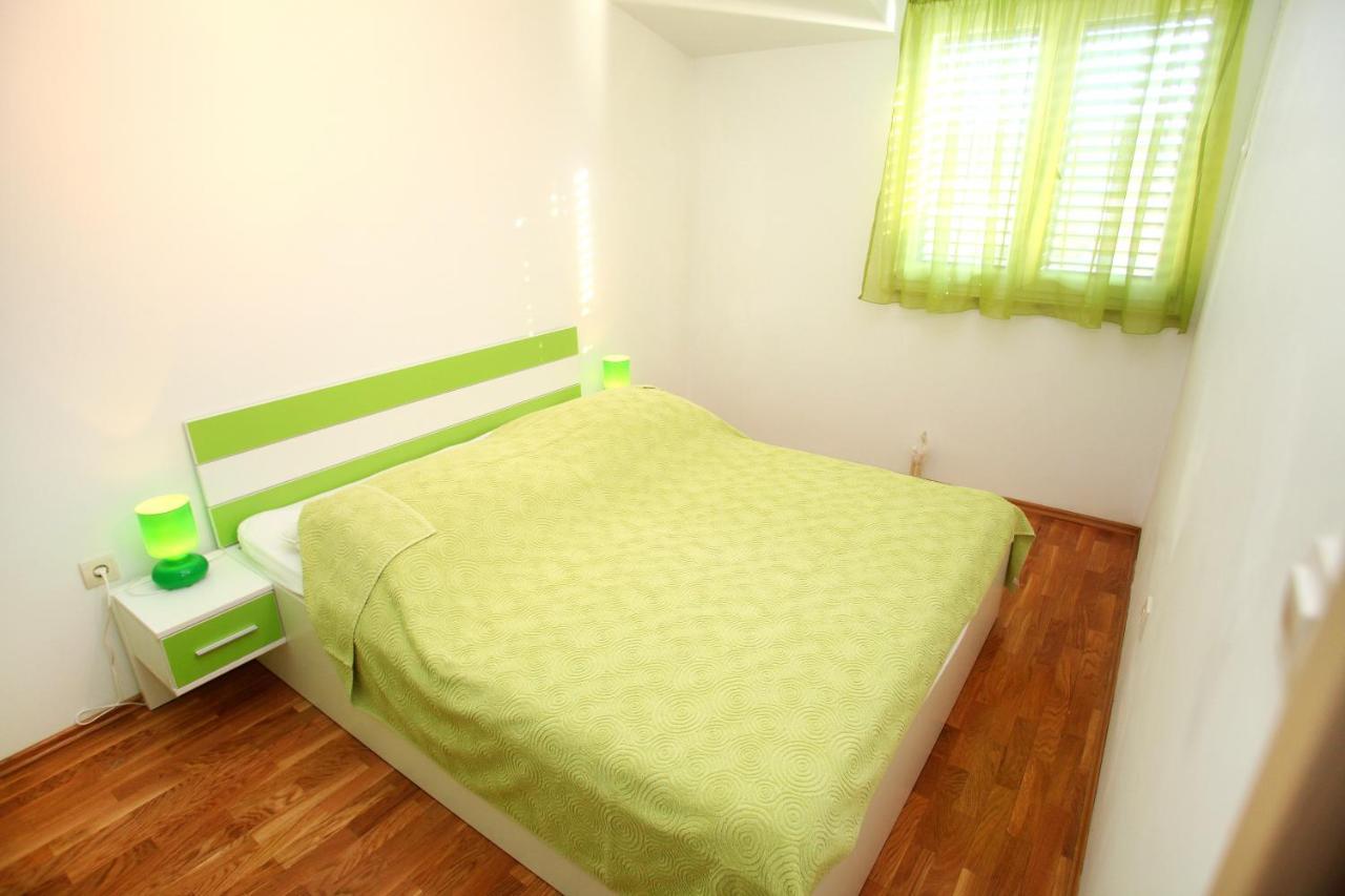 Apartments Nakir Slatine Rum bild