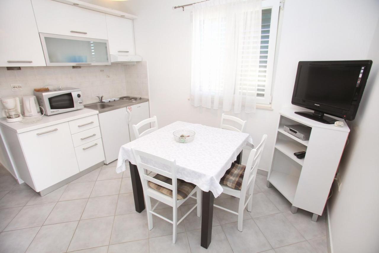 Apartments Nakir Slatine Rum bild
