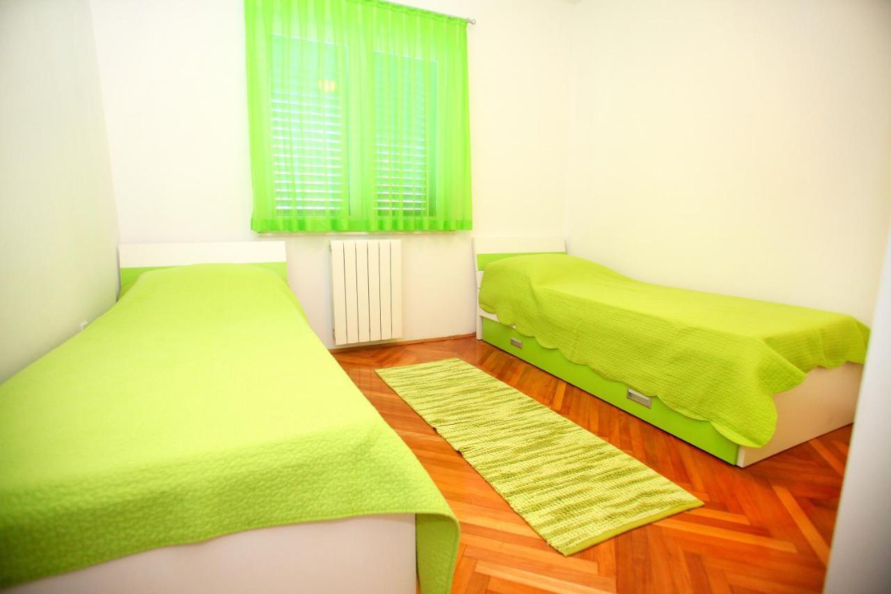 Apartments Nakir Slatine Rum bild