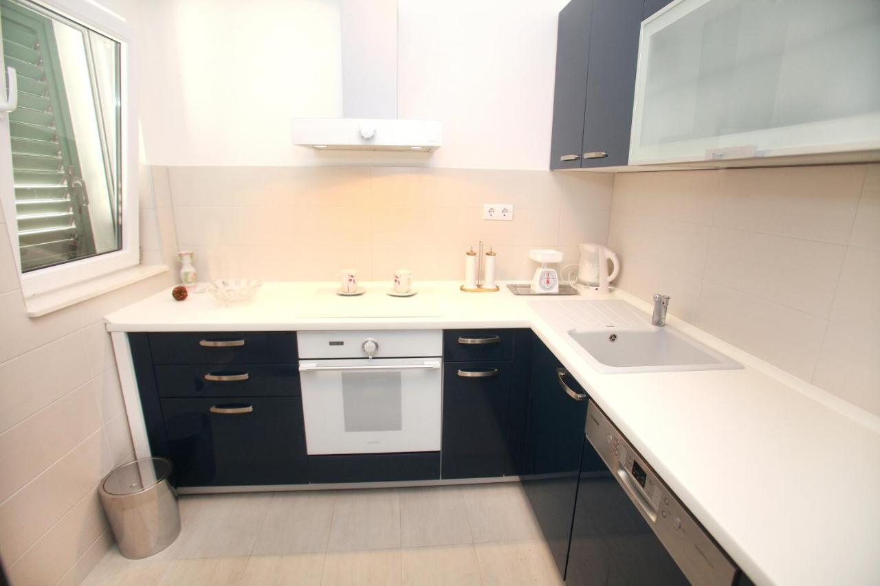 Apartments Nakir Slatine Rum bild