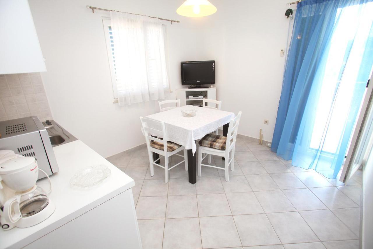 Apartments Nakir Slatine Rum bild