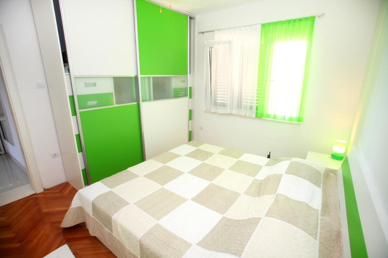 Apartments Nakir Slatine Rum bild