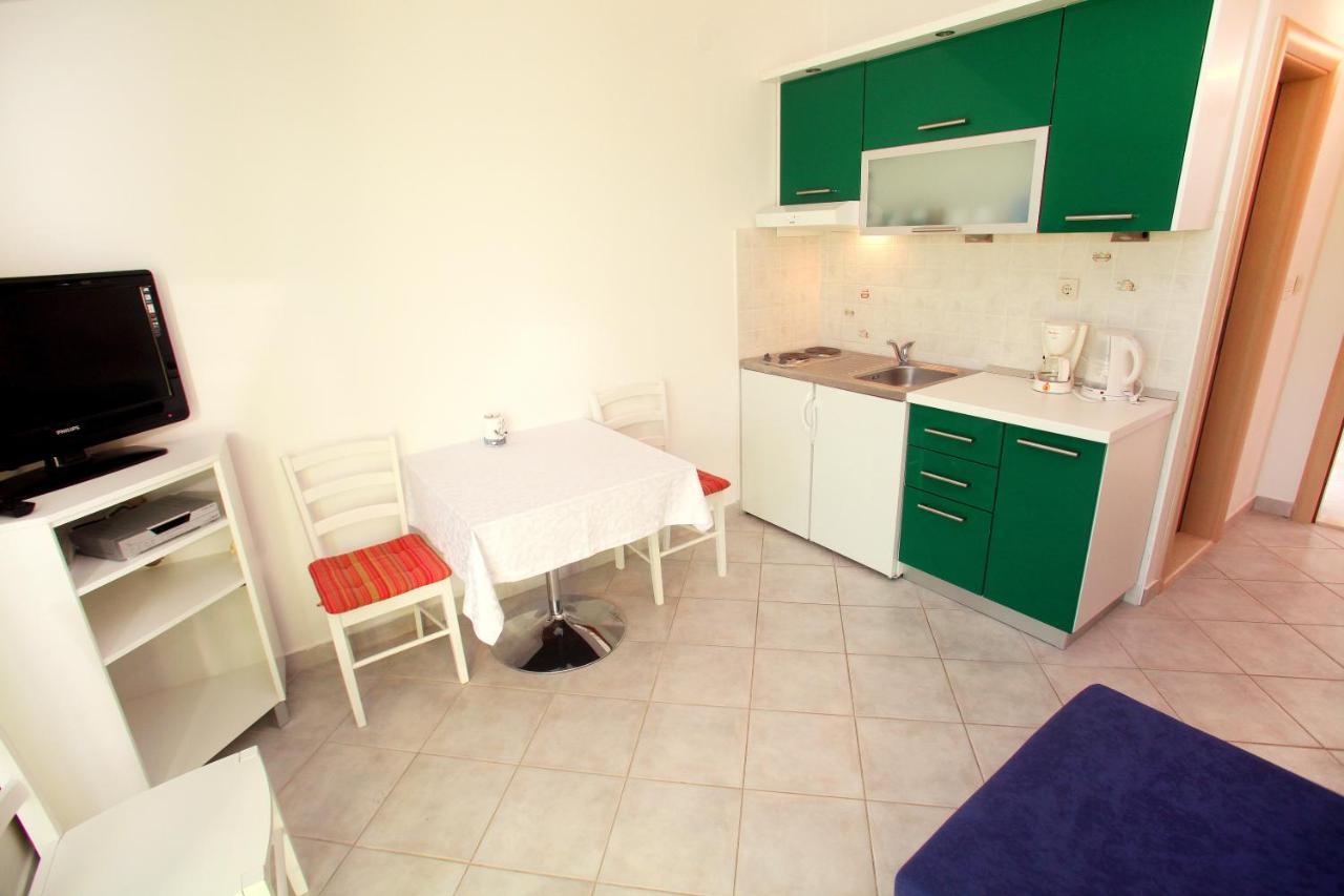 Apartments Nakir Slatine Rum bild