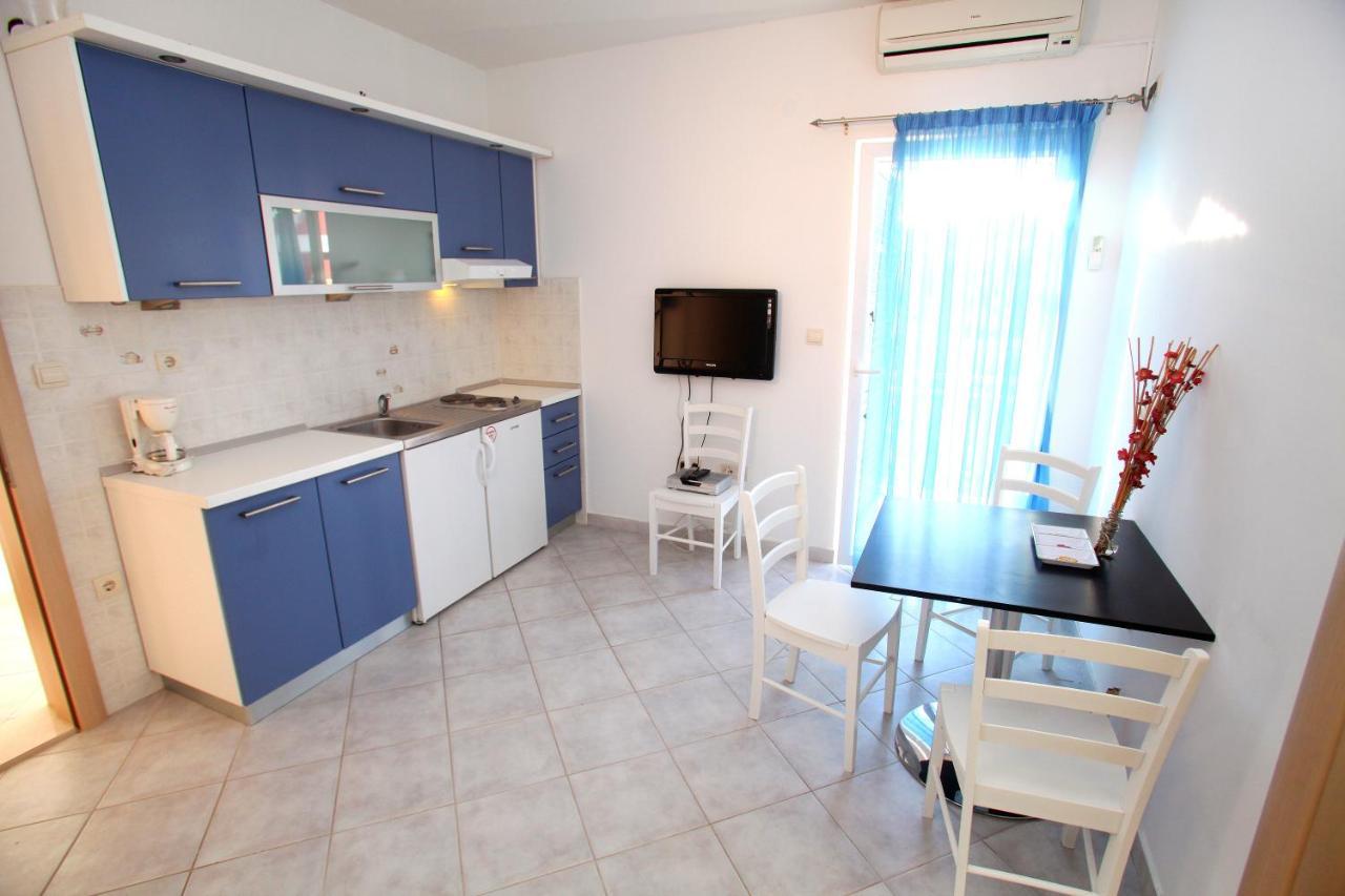 Apartments Nakir Slatine Rum bild