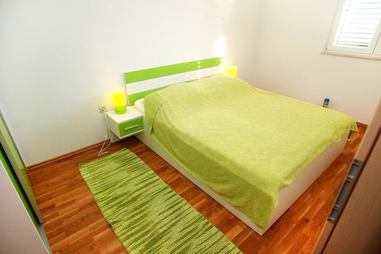 Apartments Nakir Slatine Rum bild