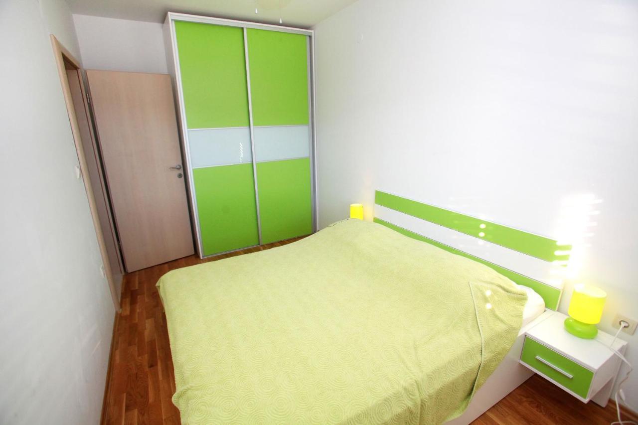 Apartments Nakir Slatine Rum bild