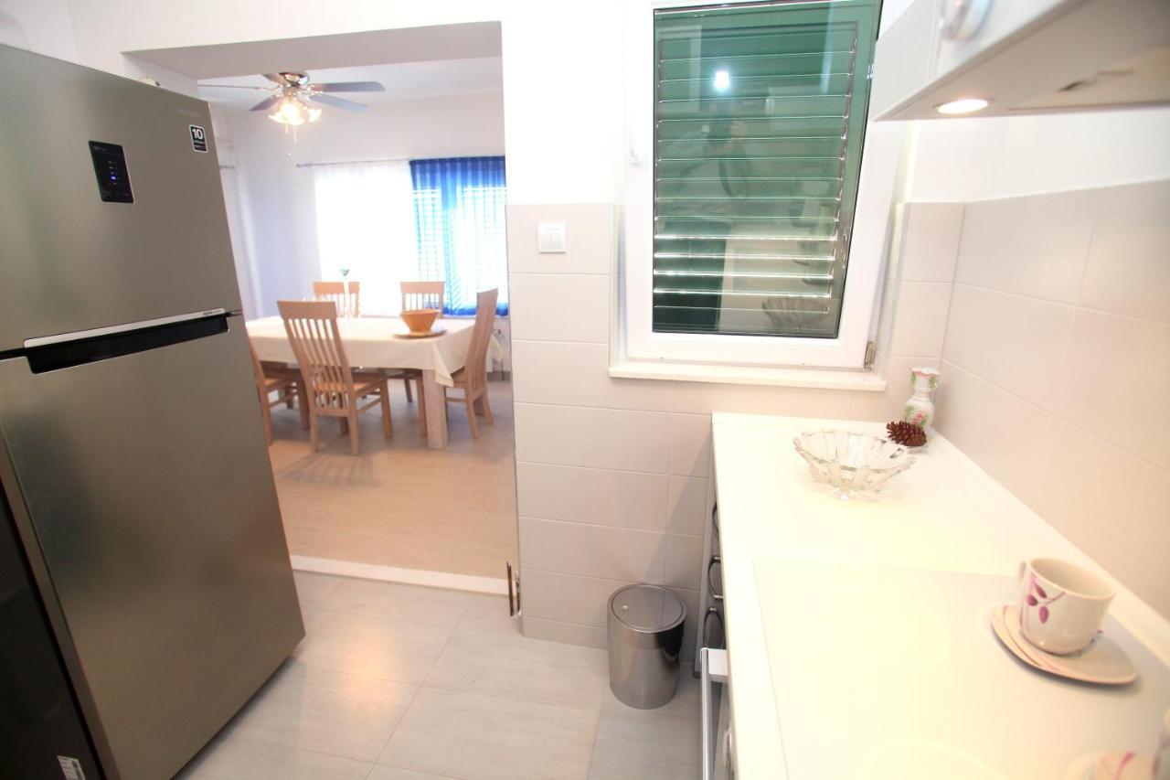Apartments Nakir Slatine Rum bild