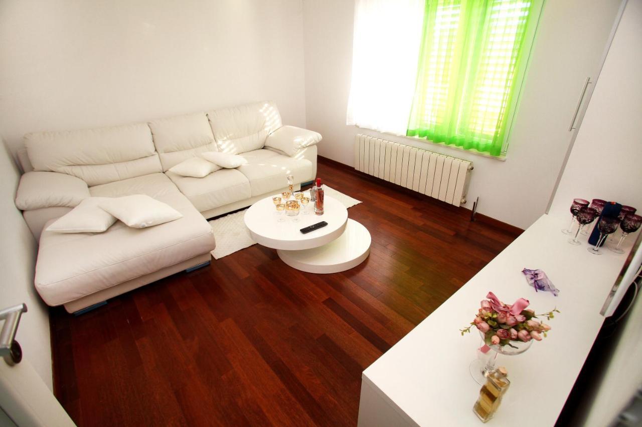 Apartments Nakir Slatine Rum bild